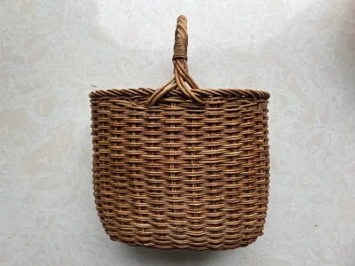 卖着东西的人，他并不知道材料是什么，然而我知道。到手发现果然如我所愿，是木通，这个小篮子做得蛮可爱的，反正拎着去逛街是很合适的。／