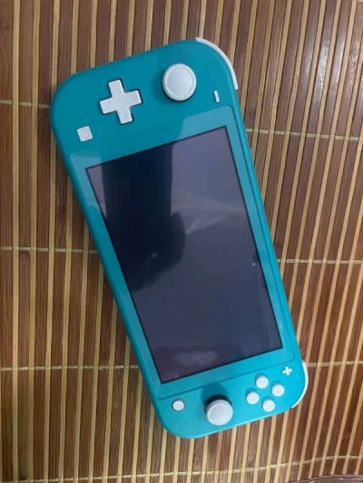 这次买了一台原装日版switchlite，成色不错，卖家还送了个充电器，价格嘛真香！价格仅国内一半，算上运费也是非常划算的！已经学习好了，开玩^_^