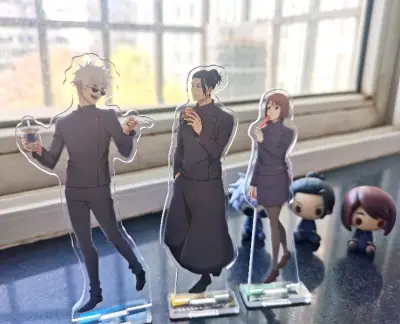 终于收到了一个月前从煤上切的全家立牌，收到手才发现比想象中小好多，差不多一个巴掌那么大吧。悟这个姿势比硝子更像jk啊（哈哈哈），好心的樱花妹还送了些小礼物，可爱～一番赏小玩偶意外的挺有分量，还有切完就发现再贩了的0卷杯垫