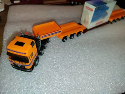 大件运输车太大了，压路机在他面前就是小朋友。包装也很好，内外都有一层。期待还能淘到更多的工程系列。小奔驰也不错！做工配色都很好。下次还要找更好的藏品