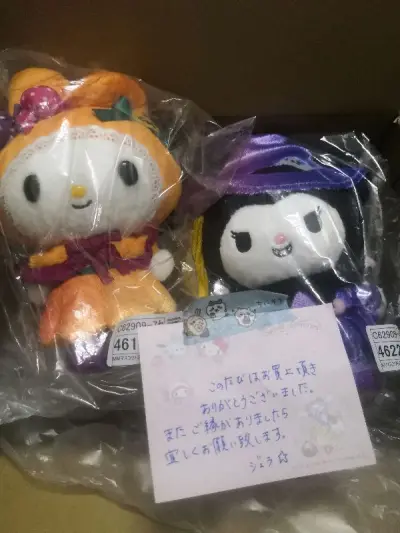 超级可爱的南瓜色美乐蒂和扫把女巫库洛米顺利到手！！卖家还留了小纸条！！库洛米的脸蛋好正好甜！！好开熏！！！！