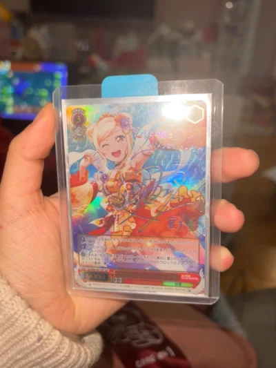 卡很好看很喜欢很闪 但是卖家连个卡夹都不愿意给 实在是说不过去 幸好卡没有大伤不然真的要发火了！！！