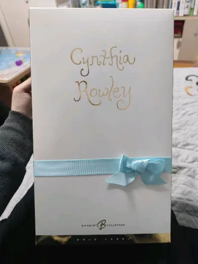 辛西娅洛蕾合作芭比 Barbie Cynthia Rowley 2004，是金标收藏芭比。雅虎日拍这款状态极佳，这款很少，国内普遍很贵，买到就是赚到。