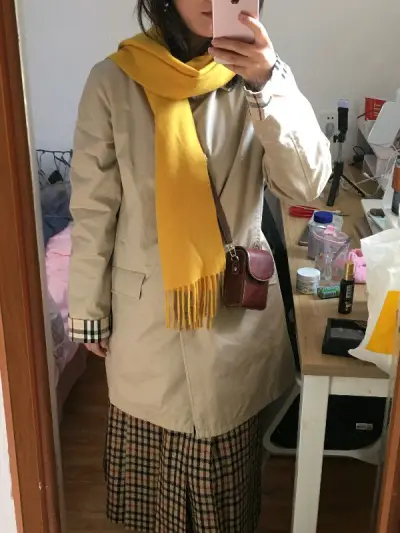 风衣有点小 里面只能塞一件毛衣
（不知道是不是正品但是美貌绝对是真的！）
但是很好看 没想到今年快12月了还可以穿风衣出去
买的包包小了 但是可以刚好做我的相机包
虽然买过来发现是中国制造哈哈哈哈哈
