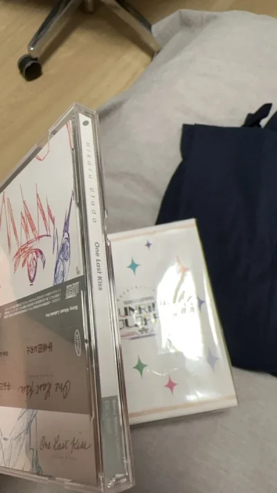 都还不错，可惜加厚包装了最后还是磕了一个边，大家买cd什么的一定要注意包装啊，暴力运输实在没办法，东西本身也脆