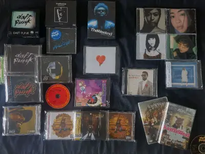 早听说挖煤姬淘cd碟很便宜，上个月一口气淘了好几张合单，家里蹲了一个月最近终于终于到了。主要都是侃爷 蠢朋克 盆栽 宇多田光的碟，开箱的时候一袋袋拆是真的很爽，这些专辑够我听大半辈子了
日淘淘碟真的比闲鱼便宜太多了。挖煤姬挖煤作为国内一个代购平台app，购买操作...