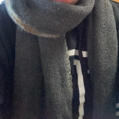 这次买了围巾短袖裤子，裤子尺码小了，不过品质还是很好，围巾刚好用上非常保暖哈哈哈，短袖买了送人很满意的。这次用ep发货，物流神速，没五天就收到了，非常好的购物体验！