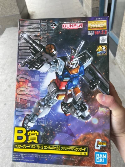 元祖高达MG版模型，是万代的早期作品，不能说不用心，配件还是算丰富，包括地台什么的都有赠送，模型可变形，但是变形步骤繁琐，不过也算良心。