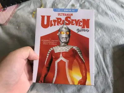 "赛文奥特曼蓝光碟是一部非常精彩的日本特摄剧蓝光碟。它的画面清晰，音效震撼，让我仿佛置身于那个充满科幻色彩的世界。故事情节紧凑，引人入胜，让我欲罢不能。这张蓝光碟片是奥特曼系列的又一佳作，非常值得推荐！"