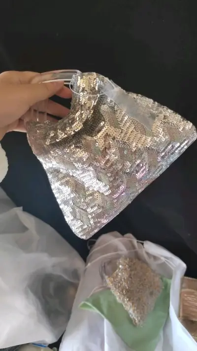 超级超级超级好看，安迪配马包包很新，是保存品有防尘袋亮片，真的特别特别的闪，特别的好看，冬天夏天穿小裙子都很好看