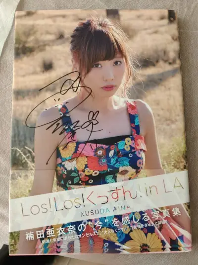 这次买的东西有点多，国内炒到1500的万圣节东条希手办，虽然木有盒子，但是品相完美，海淘+税+运费竟然不到800，小楠亲笔签名的写真集只要100出头，9个QP小景品加起来100出头，最后，小楠第一张专辑的初回限定版，一张CD+一张DVD+写真集，竟然只要6块钱，真的...