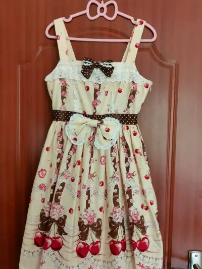 挖煤姬切煤真的又快又好，在国内也可以同步购买日本的好价美丽小裙子。页面ui我很喜欢，很简洁，app刷新速度也快。包装很严实，买了这么多次都很好。这是我在煤炉上购买的baby的jsk和衬衫，非常貌美。