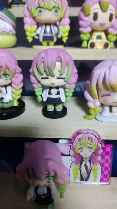 鬼灭之刃中的恋柱甘露寺蜜璃是我重点收集的扭蛋。这次收集到了马卡龙的，而且还意外找到了一款稀有的甘露寺，太棒了