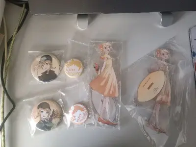 非常好周边，使我心情愉快！
我怒吃！吧唧吃到了大好价，立牌也是找了好久的梦情柄，不得不说派对礼服饼的吧唧和立牌都h得厉害，不过现在我也拥有这么美丽的立牌啦~
挖煤姬其实还挺好用的，操作很快很简单代切手续费也挺便宜，全自助也不用怕被代切瓜了，还经常能拿到优惠券，物流很...