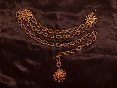 成色特别新 很喜欢的一个款式 很稀少 太阳花系列真的非常值得收藏 很实用 当项链也很好看 94年的中古居然能这么美！