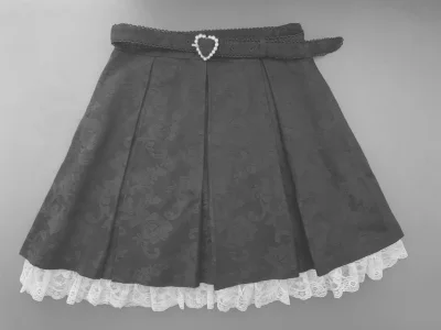 顺利收到了，这是一条可爱甜蜜的迷你半裙，来自secret honey♡，很精致哦，蕾丝花边也没有染色，就如我所期待的样子。不过用衣架挂了几天发现这个材质会留下衣夹的痕迹，吓了一跳，还是叠起来放吧，我会好好珍惜它的…
这次选择的是ems单发，寄出时间非常快，所用天数依...