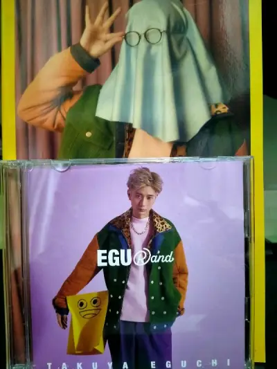 很优雅的黄紫撞色，要说二专最喜欢的地方除了这个撞色就是那本写了怎么做咖喱、还有潮男穿搭的杂志，以及纸袋套头这个吉祥物了