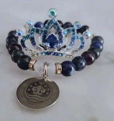 依旧是非常愉快的一次购物！
买了k fan clan的scepter4手链，真的很美貌?blingbling闪，希望我12月能收到吠舞罗和jungle的手链??????
还买了小王冠应援棒和jungle的logo小挂件，挺惊喜的，没买之前其实不是很草这个设计，但是收...