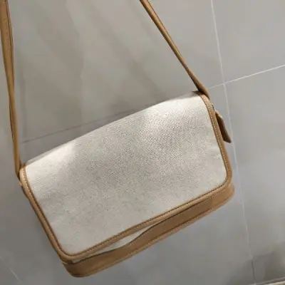 收到啦，还是航空件快，不过海关卡了有好多天，成色很好很实用的包，尊的很爱coach，希望下一单顺利赶紧到手