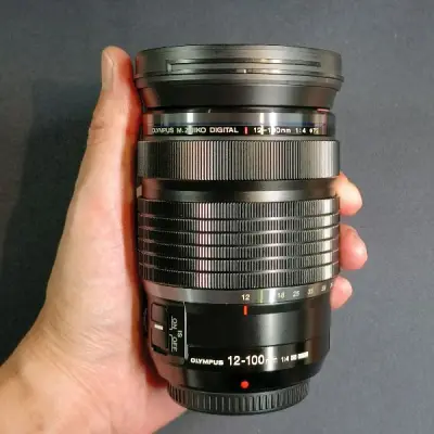看了好久的镜头，终于有好价了，第一次买这么贵的镜头，网上称他为人类光学奇迹的奥林巴斯12-100mm f4 pro，不得不说手感真的太棒了，虽然外观有些许瑕疵，但也符合描述，感谢卖家