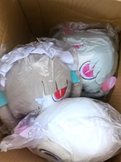 太好了感恩好价把一家都收回来了，竹蜻蜓运费也很便宜。
P1包装里本来还有减压减震的塑料囊为了拍照方便就拿掉了，送过来完好无损的，便签牌都没弯一下，感动…
漂洗了一下就直接送进被子里了实在是太可爱了(^^)/
以及林檎酱有两个眼睛，好意外。