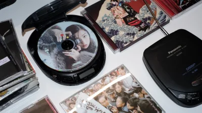 很幸运的淘到了95的松下次旗舰，卖家保存的很好！配件充电器、线控耳机，收纳包非常齐全。读碟秒读秒切，状态极佳。把耳机清理了一下套上空心耳棉。开机读碟，死去的青春回忆又回来了。。。
快递包装很好，可追踪小航空安全快速的抵达！而且没有被税。谢谢挖煤姬，每天没事逛逛总有惊...