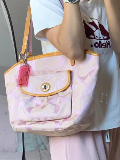 买到的这只超级漂亮的偏光粉色coach经典单肩腋下包，就是肩带部分有一些吸色变黑总体很美丽，很喜欢。