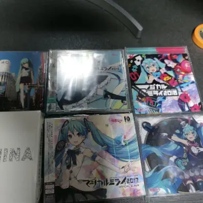 挖煤姬买的专辑终于到啦，这次买了好多张，每一张都特别喜欢，其中有魔法未来的专辑，还有とあ的专辑，这张真的既好看又好听！还有*luna的专辑40mp的首专，还有椎名和maretu的专辑，真的每一张都特别喜欢，真的是一次非常既满意又愉快的海淘体验，感谢挖煤姬让我买到喜欢...