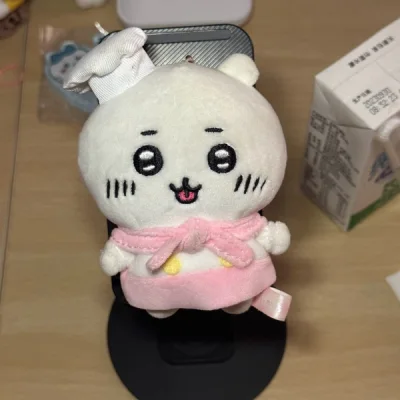 这次买了可爱的吉伊厨师，非常非常喜欢！物流选择了竹蜻蜓，目前十五天左右到手，销量很高！整体和商品描述的一致，很满意！最近买了很多，因为喜欢的小玩偶太多了，希望挖煤姬能提供更多的包税物流方案！