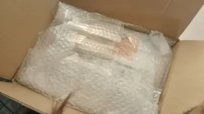 包的真的很严实！打开满满的安全感！代切速度也很快！入库合单体验也很好。发货速度也很快。
立牌和挂件真的很貌美，是一次超级愉快的购物！