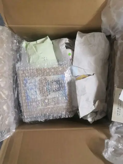 很期待的一箱，青绵鸟屁屁挂件好软好软，捏过就忘不掉的手感，好喜欢好喜欢
顺手收的无关天气皮，结果到手喜欢上了，主要这个牌牌也太好看了吧，仔细看这只皮也很可爱很可爱，喜欢