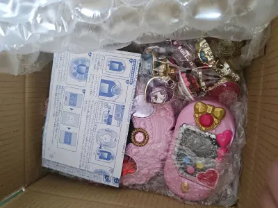 买的是拥抱光之美少女的变身玩具和变身平板，当时在煤炉蹲了好久，终于找到了一个带着5人全员变身道具的set，而且平板的三个未来水晶都在，没缺件，这样就能完成五人基础形态和强化形态以及tv最终形态的变身了，正好搭配我之前买的旋律圣剑，之后我再买个吉他，直接拥抱组毕业??...