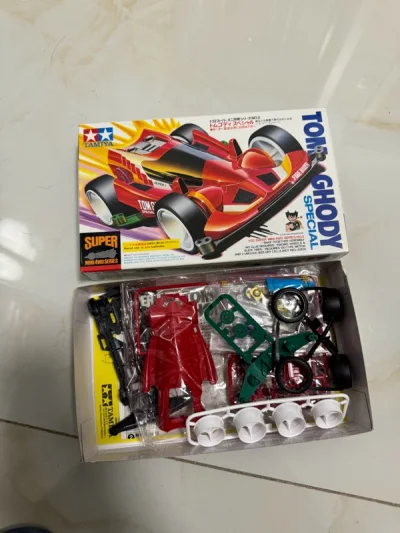 非常完美的商品，到货很及时，没有遇到破损。车很好看，组装起来没遇到问题。盒子保存也很完整，没有压坏，非常不错的体验。