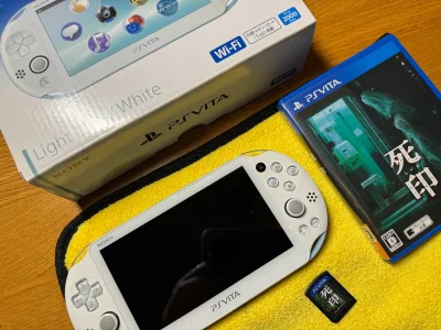 这次的两台PSV成色简直太赞了！特别是那台粉色，全新一样，一点使用痕迹都没有！蓝色那台也不错，箱说全对码，只有背面有些细小阳光痕。EMS两天到国内，第四天到我手上，被税120。感谢挖煤姬！