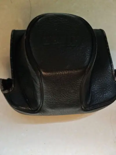 东西还不错，赠品很多，不可多得。物流很快，东西很好，运费也还行，皮套挺好用的，机器没问题，就是镜头有点霉。