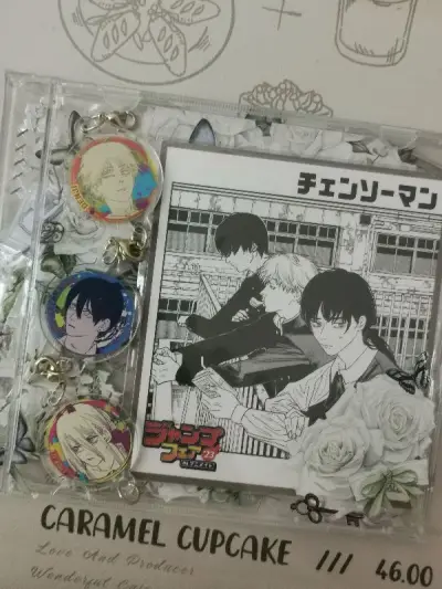 电锯人！圣诞节！（随手拍了几张，这手机晚上拍出来颜色好怪……）竹蜻蜓年底高峰期但还是大概半个月左右能到国内。好诶。