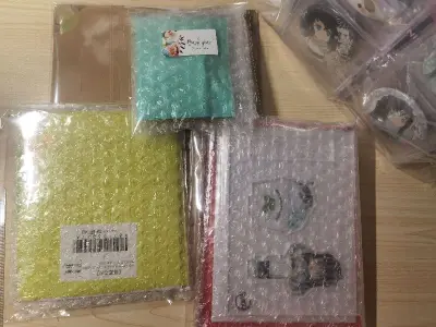 这次合的几单之一，比EMS到的还要早，感觉到了包清关的便利，盒子很厚重，包装也比较安心，如果有套塑封就更好了，樱花妹包装很艺术品，字条和画特别用心，收到有感动到，也是一次很好的购物体验。