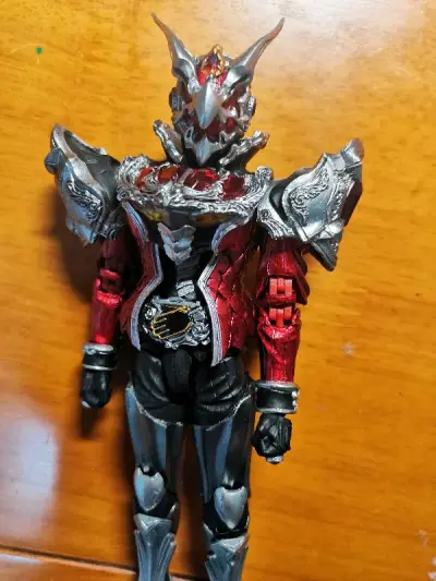 这次从骏河屋购入的是sic假面骑士法爷全龙，用竹蜻蜓运输，运输箱无损，里面塞满了泡泡纸，打包很好，很满意，法爷的sic风格我很喜欢，宝石和龙的主题能明显就能体现出来，商品配件丰富，满意的一次海淘