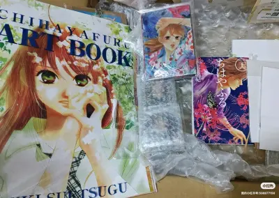 到了一箱EMS直邮，非常丝滑，盒子挺厚实，谷子状态都完好。花牌展的大画册真的很米，每一页都是散装可分的，比想象中更加好看，还有透卡真的很仙品，呜呜呜我千早CP就是最般配的！！！???