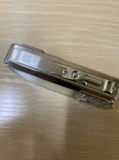 我最近有幸购买了一台奥林巴斯U720sw 相机， 整个过程充满了惊喜和满意。在决定购买相机时，我在 网上查阅了大量资料和对比了不同品 牌和型号。最终，奥林巴斯U720sw 以其出色的性能和便携性吸引了我的 注意力。