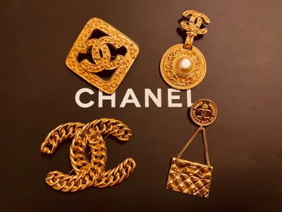 一枚来自1994年的葡萄藤胸针 这胸针已经是入手的第三次了 朋友都很喜欢 很有质感 挖煤姬的价格很好 比市场入手的价格划算太多了 冬天搭配外套很美！