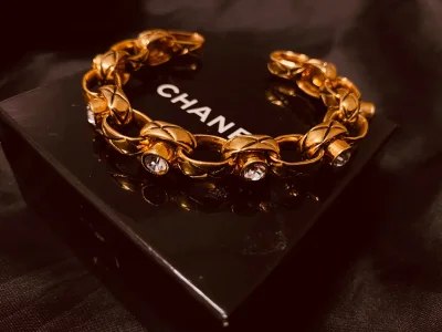 这款手镯很适合我的手围 很闪的莱茵石透 小鸟晶格纹非常经典 很有质感 这是80年代的香奈儿 很喜欢 成色很棒