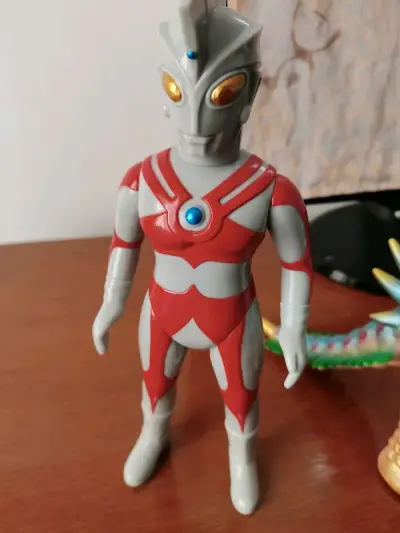 公牛社泰兰特和银河连邦艾斯。泰兰特新出，艾斯可能也是近期再版那一版，两个胶都很好，尤其艾斯好不容易蹲到的，物流迅速，打包给力，好评。