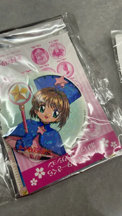 还是看看我们可爱的小樱吧！吧唧吧唧狂喜，旧系列不知道什么时候才能收集完成，每一套战斗服都值得入手都很好看。磁吸冰箱贴也好看