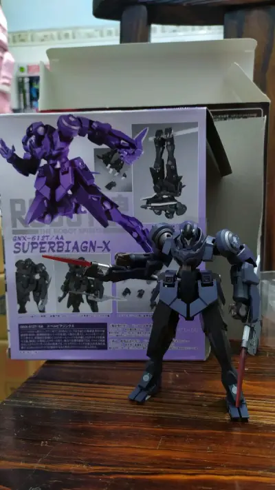 这次入手的是万代出品robot魂厄运式卓越型，设定上属于是衍生自厄运3式的水中用型号，从封面上就可以看出外形上的设计风格有着浓郁的日本忍者风格的，忍者这个元素符号真的是哪哪都能塞。内容物量不多，配件上只有一些手型和两把刀、替换脚，几乎是没有配备热兵器相关的配件，这使...