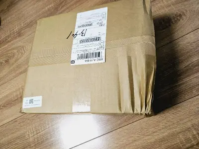 看到箱子的第一时间，一侧完全被压出褶皱的痕迹了，心下一惊，马上开箱，看到里面满满的泡泡纸，拆开到手办发现盒子完好，真的是感谢盒子里满满的泡泡纸，外箱已经明显压的变形的情况下，里面还是完好无损，太好了！