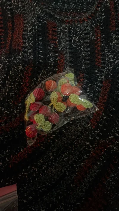 我是一个不折不扣的编织爱好者，喜欢关于编织的一切，也喜欢收集素材，有时候懒得装饰钩织的作品就买点小零件装饰上去。