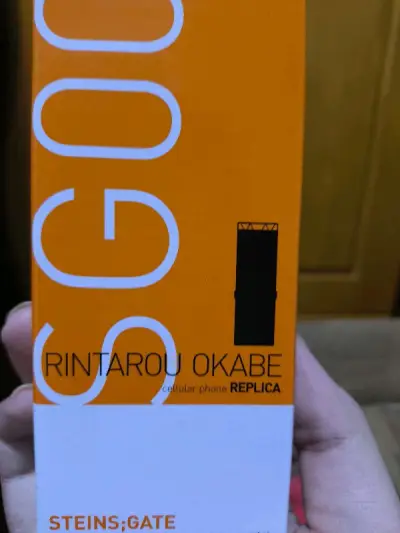 这次是买的石头门特典限定的手机模型，放入电池后可以播放一些固定的语音，真的超级还原！助手的挂画也很好看！
