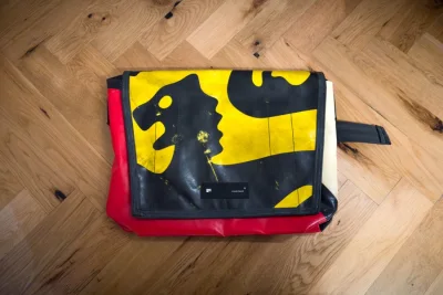 很可爱的一只freitag 早些年的f cut作品 竟然能以全新状态呈现 真的是很不简单 见到了全新的大F扣