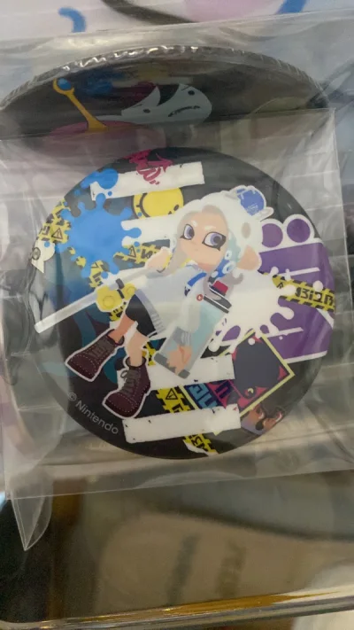 挖到了好看的喷喷八号吧唧，又酷又可爱的白八！好喜欢，爱不释手，最爱八号了，老婆贴贴！老婆贴贴！老婆贴贴！